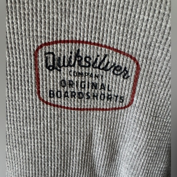 Quiksilver Gray Long Sleeve Waffle Knit Top with Logo Men’s Size Large - Picture 3 of 4